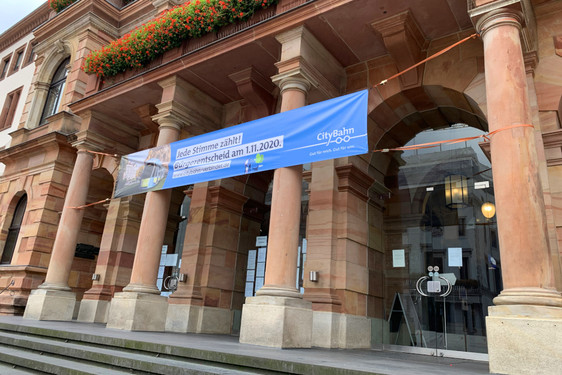 Kritik an Pro-CityBahn-Banner am Eingang des Wiesbadener Rathauses.