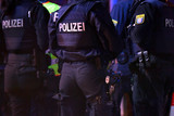 Polizeikontrollen in der Nacht von Samstag auf Sonntag in der Wiesbadener Innenstadt. Dabei fanden die Beamten Drogen sowie verbotene Messer.