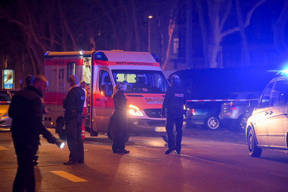 Nachbarschaftsstreit endet mit Messerstecherei in Wiesbaden. Rettungssanitäter und Notarzt versorgen die beiden Patienten. Die Polizei sucht das Tatwerkzeug.