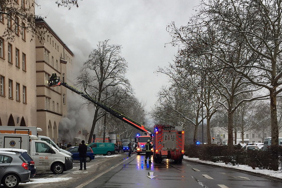 Kellerbrand in Wiesbadener Mehrfamilienhaus. Großeinsatz für die Wiesbadener Rettungskräfte.