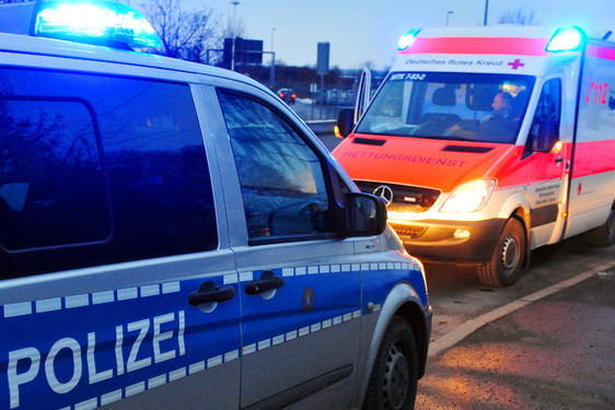 Ein Verkehrsunfall mit Personenschaden ereignete sich am Dienstagmorgen in der Rheinstraße in Wiesbaden. Die Fußgängerin wurde von den Rettungskräften versorgt.