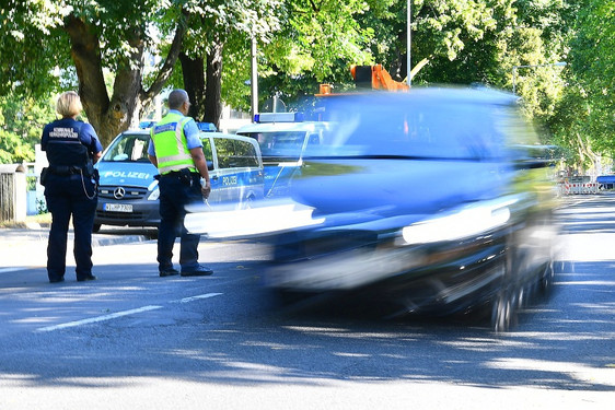 Verkehrskontrollen mit Zielrichtung Raser und Autoposer am Sonntag in Wiesbaden. 26 Autos und 26 Fahrer wurden kontrolliert.