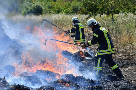 Brennende Strohlballenreste bei Wallau abgelöscht