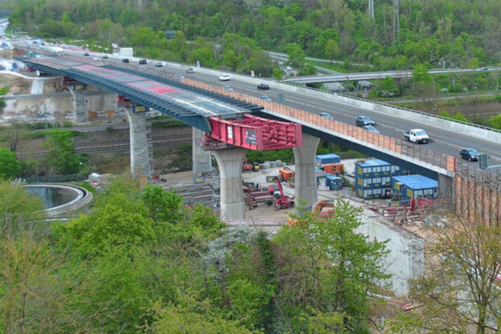 Neubau der Salzbachtalbrücke in Wiesbaden: Nächster Schritt steht bevor. Am Dienstag,16. April, wird  der vierte Verschub stattfinden.