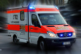 Fußgängerin von Auto in Wiesbaden-Dotzheim angefahren. Rettungssanitäter versorgen die Frau.