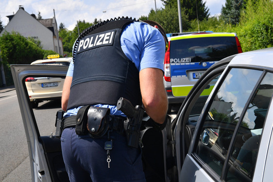 Temposünder rastet aus: Mit dem Auto in Wiesbaden-Biebrich auf einen Polizisten zugerast.