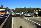 Ein Autofahrer hat am Dienstagnachmittag auf der A643 in Wiesbaden ein Stauende übersehen. Dabei krachte er in ein Hyundai, dieser kippte zur Beifahrerseite. Drei Personen wurden verletzte. Zahlreiche Rettungskräfte waren im Einsatz.