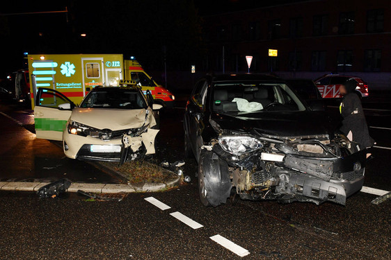 Vorfahrberechtigtigtes Taxi missachtet - Heftige Kollision mit drei Verletzten