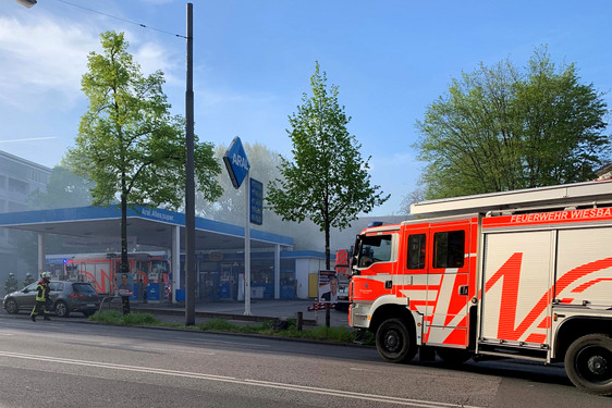 Zwei Fahrzeuge brannten am frühen Ostermontagabend auf dem Gelände der Aral-Tankstelle in der Dotzheimer Straße in Wiesbaden. Die Feuerwehr ist im Löscheinsatz.