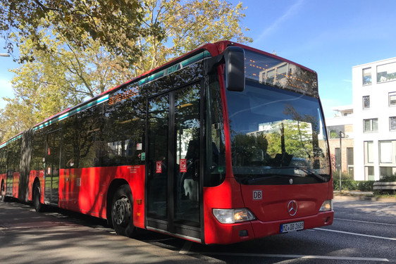 Ab Montag verkehren auf der Expressbuslinie X26 Zusatzbusse zwischen Wiesbaden Hauptbahnhof und Hofheim.