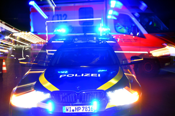 Eine Verfolgungsfahrt mit der Polizei lieferte sich am späten Samstagabend ein Opel-Fahrer in Wiesbaden. Die wilde "Jagd" endete in Bierstadt mit einem schweren Crash. Vier Personen wurden dabei verletzt.