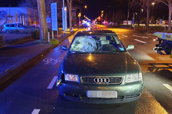 Fußgänger beim Überqueren der  Äppelallee am Montagabend in Wiesbaden-Biebrich von einem Auto erfasst und tödlich verletzt. Notarzt, Rettungssanitäter und Polizei waren im Einsatz.