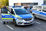 Ein 23-Jähriger hat am Freitagvormittag in der Schiersteiner Straße in Wiesbaden mit einem Luftgewehr aus dem Fenster geschossen und eine 27-Jährige leicht verletzt. Es folgte ein größerer Polizeieinsatz.