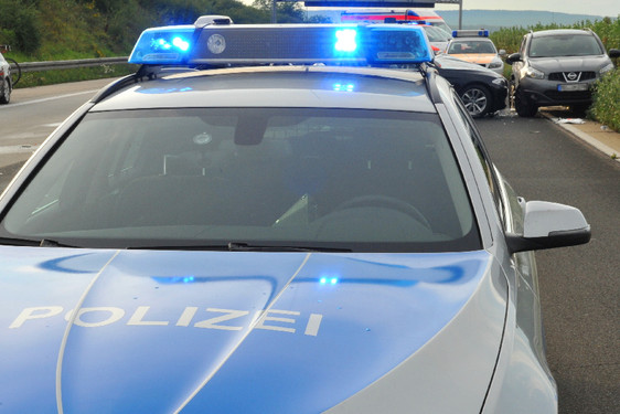 Alkoholisierter Mercedes-Fahrer baut in Bierstadt einen Unfall mit drei beteiligten Fahrzeugen und flüchtet. Wenig später besucht ihn die Polizei zu Hause.