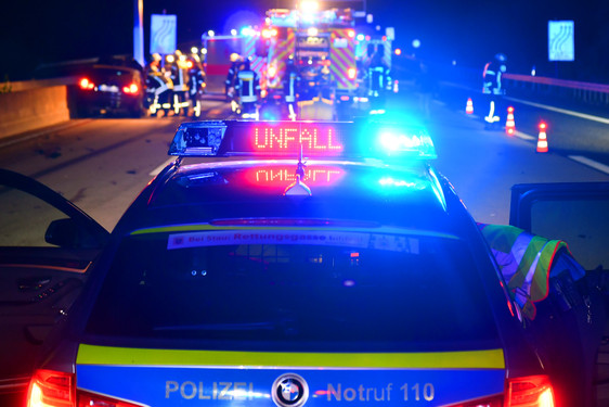 Schwerer Unfall am Montagmorgen in Wiesbaden auf der B455. Zwei Personen wurde dabei verletzt. Rettungskräfte waren im Einsatz.