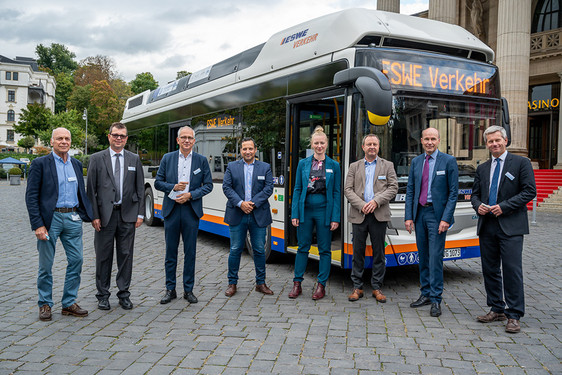 ESWE Verkehr stellt ersten eigenen Brennstoffzellenbus vor dem Wiesbadener Kurhaus vor!