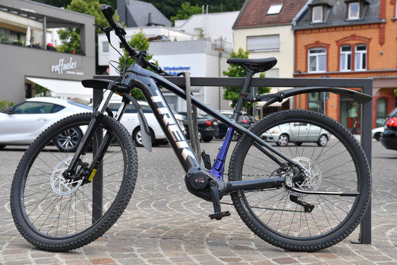 Nach dem Misserfolg von „ESWE Verkehr meinRad” soll es in Wiesbaden bald ein Vermietsystem für E-Bikes geben. Wann das neue System in Betrieb gehen wird, ist noch nicht klar, aber es soll langfristig auch elektrifizierte Lastenräder und E-Tretroller geben.