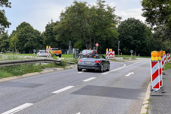 B455: Hessen Mobil errichtet an Kreuzung 1. und 2. Ring in Wiesbaden Ampel. Damit soll die Verkehrssicherheit erhöht werden. Verkehrsbehinderungen ab 22. August.