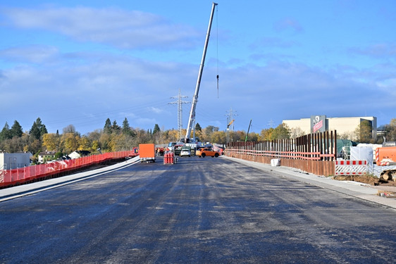 Bis Ende des Jahres wird voraussichtlich wie geplant erstmals der Verkehr über die neue Salzbachtalbrücke der Autobahn 66 in Wiesbaden fließen.