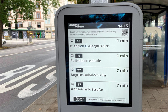 Digitaler Fahrplan: ESWE Verkehr testet E-Paper an Bushaltestellen.