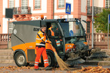 ELW ist mit Kehrmaschine und Besen im Einsatz, um das Laub auf den Straßen in Wiesbaden-Biebrich zu beseitigen.