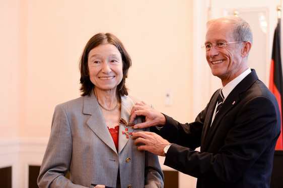 Dr. Margot Klee erhält Bundesverdienstkreuz