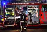 Ein Kellerbrand in einem Mehrfamilienhaus in Wiesbaden sorgte am späten Samstagabend für einen Feuerwehreinsatz.