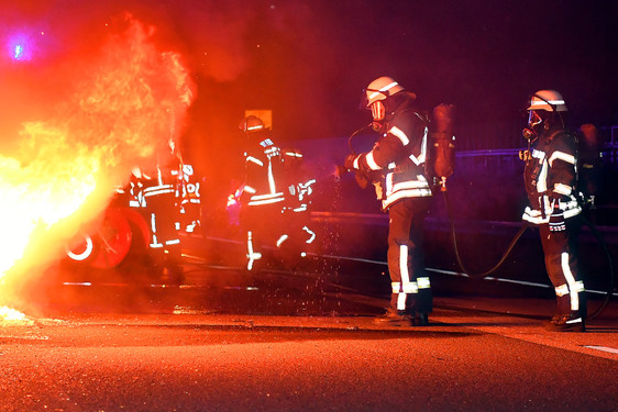 Ungebrannte haben in der Nacht zum Dienstag eine Großraummülltonne in Mainz-Kastel angezündet. Die Feuerwehr löschte die Flammen.