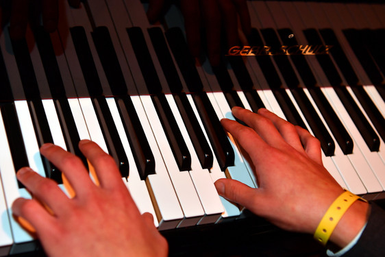 Klavier spielende Hände