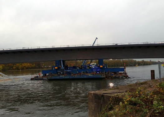 Einhub eines Teilstücks der neuen Schiersteiner Brücke am 21. November 2016