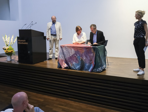 Vertragsunterzeichnung für das "InnoLabMuseum" im Museum Wiesbaden. Von Links: mit Christian Kammler, Prof. Dr. Kati Hannken-Illjes, Dr. Andreas Henning, Astrid Lembcke-Thiel.
