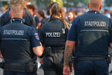 Kontrollen für mehr Sicherheit in der Wiesbadener Innenstadt. Polizei war verstärkt zu Fuß in den Nächten des Wochenendes unterwegs.