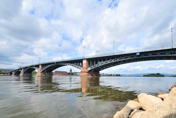 Neue Rheinbrücke bleibt wichtiges Thema für die Stadt Wiesbaden.