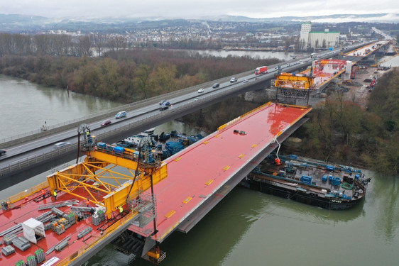 Mega-Bauprojekt zwischen Wiesbaden und Mainz. Letztes Teil der Schiersteiner Brücke komplett eingehoben.