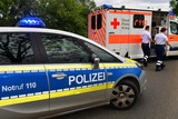 Motorradfahrerin stürzt nach Spurwechsel von Autofahrer am Donnerstagmorgen in Wallau. Polizei sucht den Unfallflüchtigen, eine Rettungswagenbesatzung versorgte die verletzte Frau.