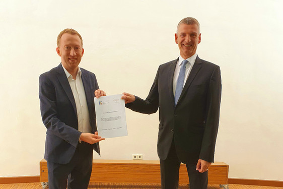 Wiesbadens Sozialdezernent Christoph Manjura und der Landrat des Rheingau-Taunus-Kreis Frank Kilian nach der Unterzeichnung des Verbundskooperationsvertrages.