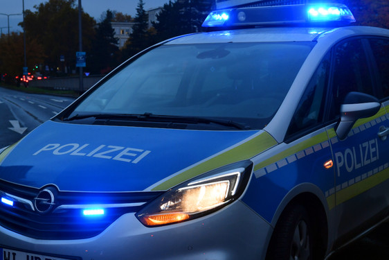 Ein junger Mann hat am Donnerstag in Wiesbaden-Medenbach zunächst einen Motorroller gestohlen und mit diesem einen Unfall verursacht. Anschließend flüchtete er zu Fuß.