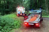 Einsatzreicher Tag für Feuerwehr und Rettungsdienst in Wiesbaden: Ein gestürzter Mountainbiker musste aus dem Wald im Bereich des Jagdschloßes Platte gerettet werden.