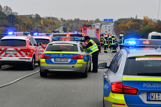 Umherfliegende Metallteile von einem Lkw lösen auf der A3 bei Wiesbaden-Medenbach einen Unfall aus. Mehrere Hundert Liter Diesel von Lkw laufen aus. Rettungskräfte im Einsatz.