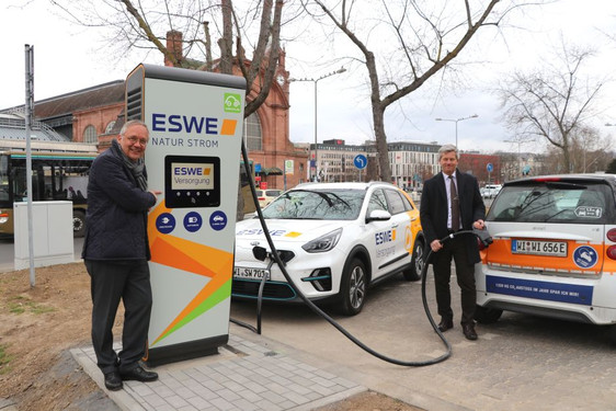 Sie haben den HPC-Charger am Bahnhof direkt ausprobiert (von LInks): Ralf Schodlok, Vorstandsvorsitzender der ESWE Versorgungs AG, und Andreas Kowol, Umwelt- und Verkehrsdezernent der Landeshauptstadt Wiesbaden.