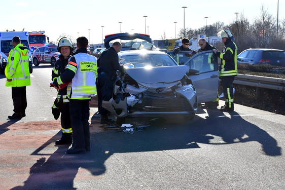 Totalschaden an einem Toyota Yaris nach einem Auffahrunfall auf der A3 bei Wiesbaden-Medenbach. Rettungskräfte im Einsatz.