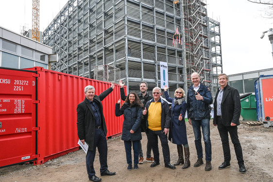 Richtfeste für das neue Parkhaus und die neue Sporthalle am Elsässer Platz in Wiesbaden am Montag, 18. März 2024.