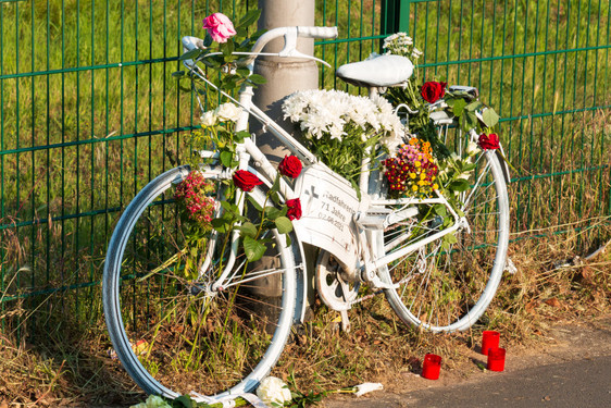 Mit einer Demonstration und Mahnwache haben am Mittwoch zahlreiche Radfahrende der tödlich verunglückten Fahrradfahrerin gedacht.