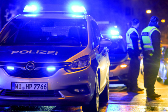 Widerstand gegen Polizeivollzugsbeamte: Am Freitagabend wurde eine Streife von 3 Männer in Wiesbaden angegriffen.