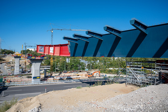 Salzbachtalbrücke: Verschub des ersten südlichen Brückenbauwerks zum ersten Pfeiler am Dienstag, 6. September 2022.