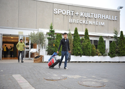 Flüchtlinge ziehen aus Sporthalle in Breckenheim aus