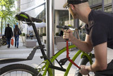 Ein Mann knackte am Donnerstagmittag in Wiesbaden das Spiralschloss eines E-Bikes und entwendete es.