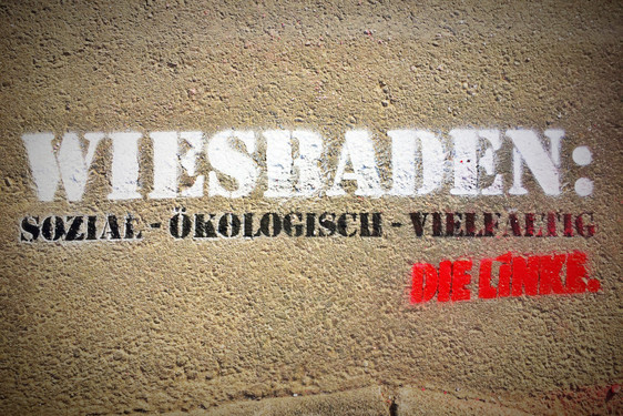Mit Kreide "versprüht" die Linke derzeit ihre Wahlslogans auf Wiesbadens Straßen.