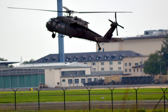 Militärhubschrauber über der Airbase in Erbenheim