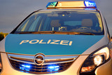 Ein Mann hat sich am Sonntag gewaltsam Zugang zu einem  Parkdeck in Wiesbaden verschafft und ist mit seinem dort geparkten Auto geflohen.